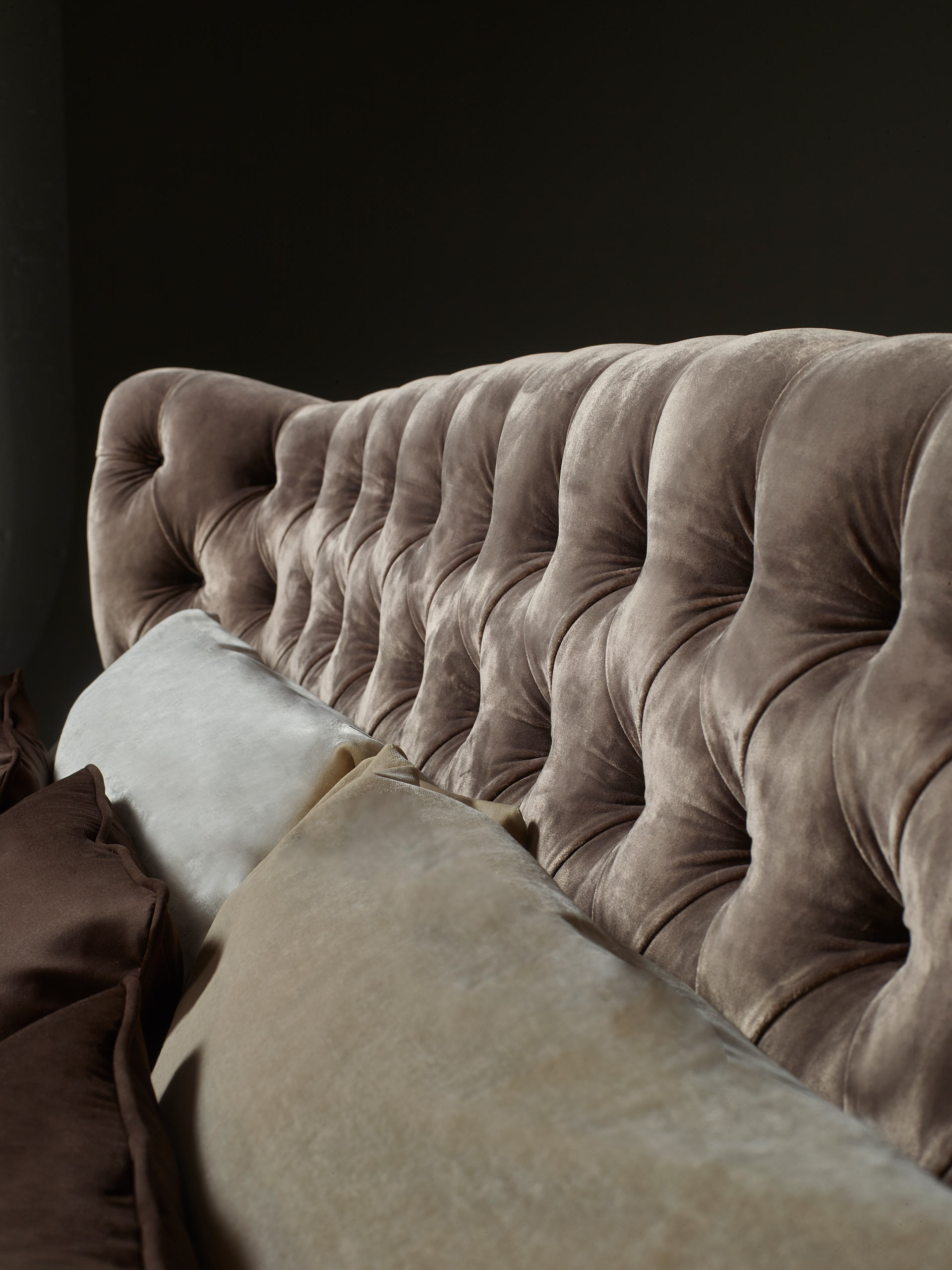 Detail of the Frou Frou bed headboard with a bon ton style from the Promemoria's catalogue | Promemoria