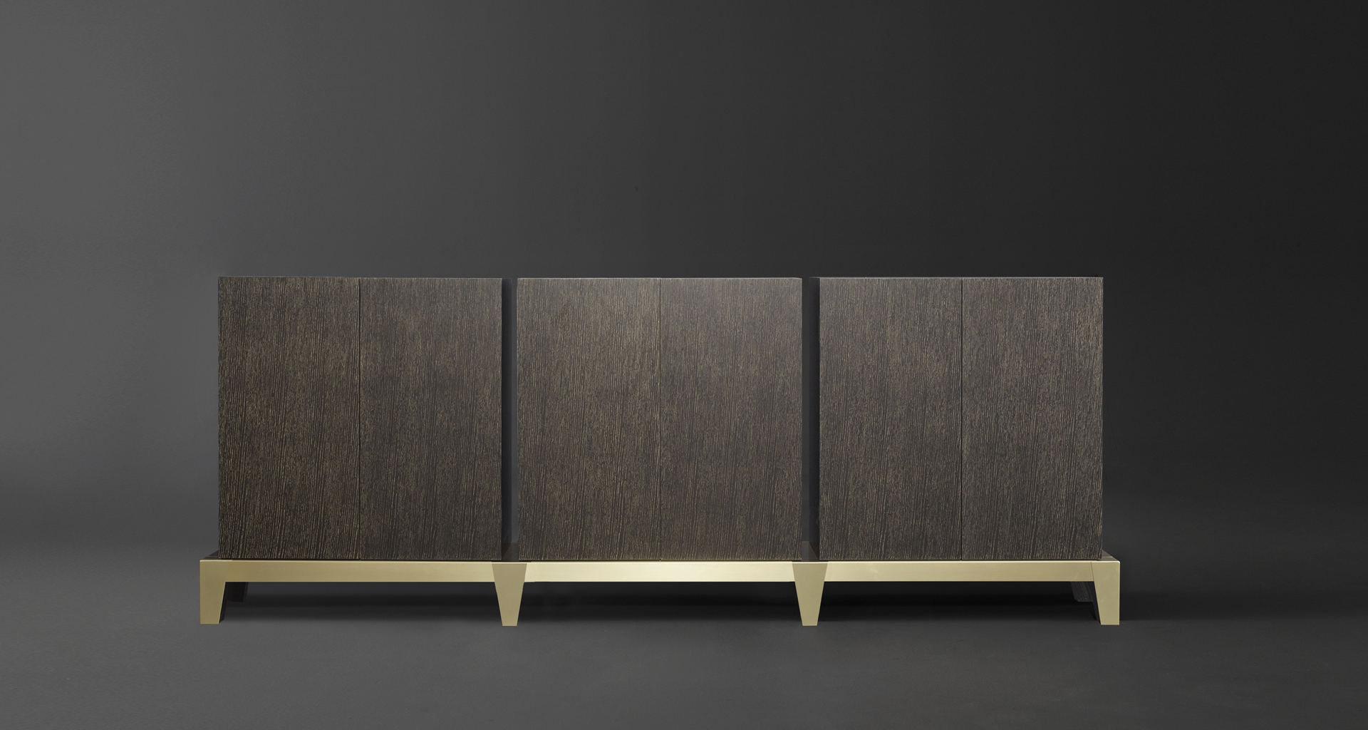 Detail of Amarcord, a wooden modular cabinet with doors or drawers and buit-in or bronze handles from the Promemoria's catalogue | Promemoria