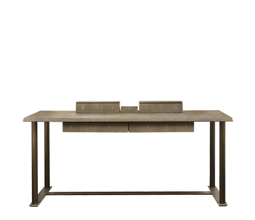 Galadriel是一款基础款书桌，采用铜质结构，木质桌面和抽屉，请参见Promemoria产品目录|Promemoria