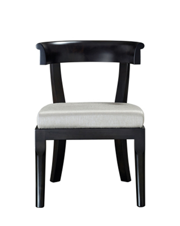 Irene木质餐椅采用半圆形椅背设计，请参见Promemoria产品目录|Promemoria