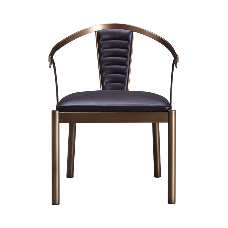 Jasmine是一款铜质餐椅，扶手以皮革包衬，请参见Promemoria产品目录|Promemoria