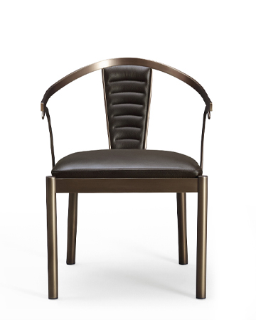 Jasmine是一款铜质餐椅，扶手以皮革包衬，请参见Promemoria产品目录|Promemoria