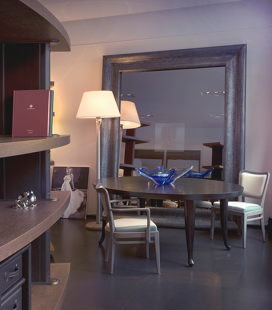 Pepita is a wooden dining chair with fabric or leather seat, from Promemoria's catalogue | Promemoria