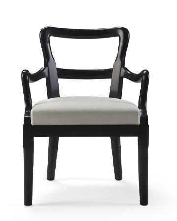 Sofia木质餐椅采用了织物或皮革座面，可带或不带扶手，请参见Promemoria产品目录|Promemoria