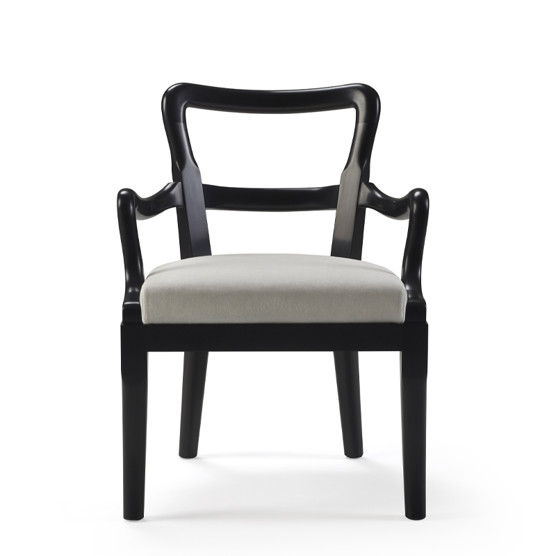 Sofia木质餐椅采用了织物或皮革座面，可带或不带扶手，请参见Promemoria产品目录|Promemoria