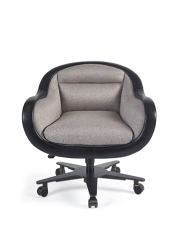 Vittoria是一款配备金属或铜质底座的办公椅，并以织物或皮革包衬，背面有铜质手柄，请参见Promemoria产品目录|Promemoria