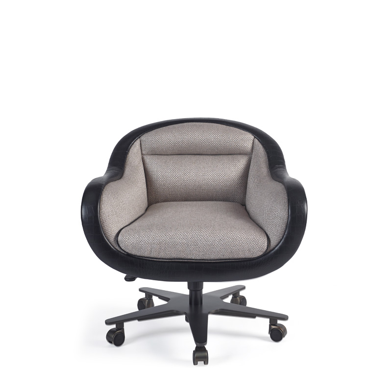 Vittoria是一款配备金属或铜质底座的办公椅，并以织物或皮革包衬，背面有铜质手柄，请参见Promemoria产品目录|Promemoria