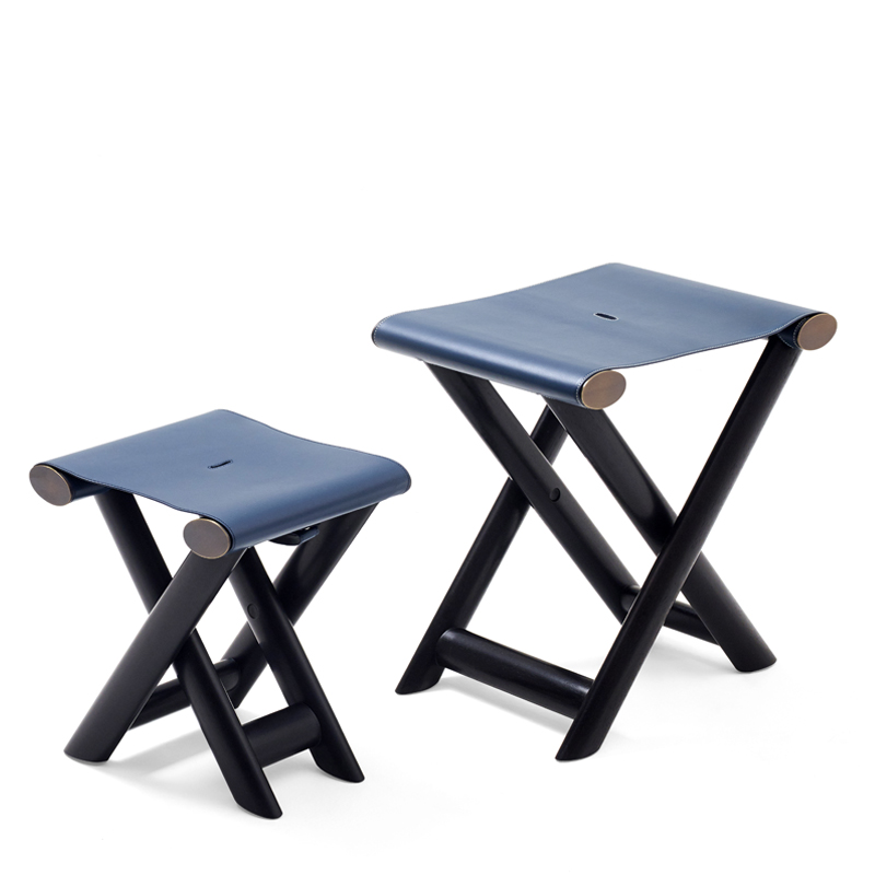 Petit Nyx & Grand Nyx两款折叠木凳经铜质细节处理并配有皮革座面，请参见Promemoria Night Tales系列|Promemoria