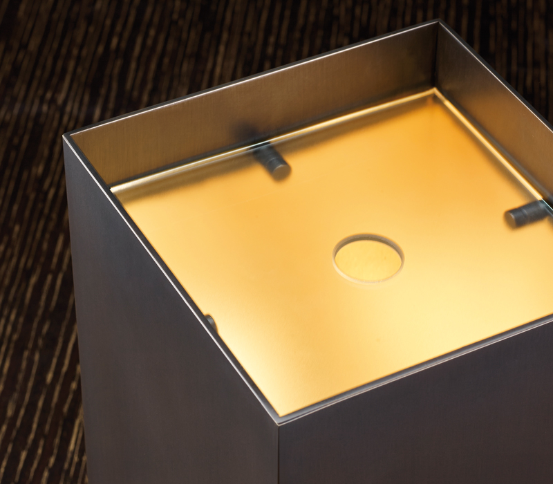 Bronzo LED落地灯采用铜质结构，内以金箔装饰，玻璃灯光漫射器，详见Promemoria产品目录|Promemoria