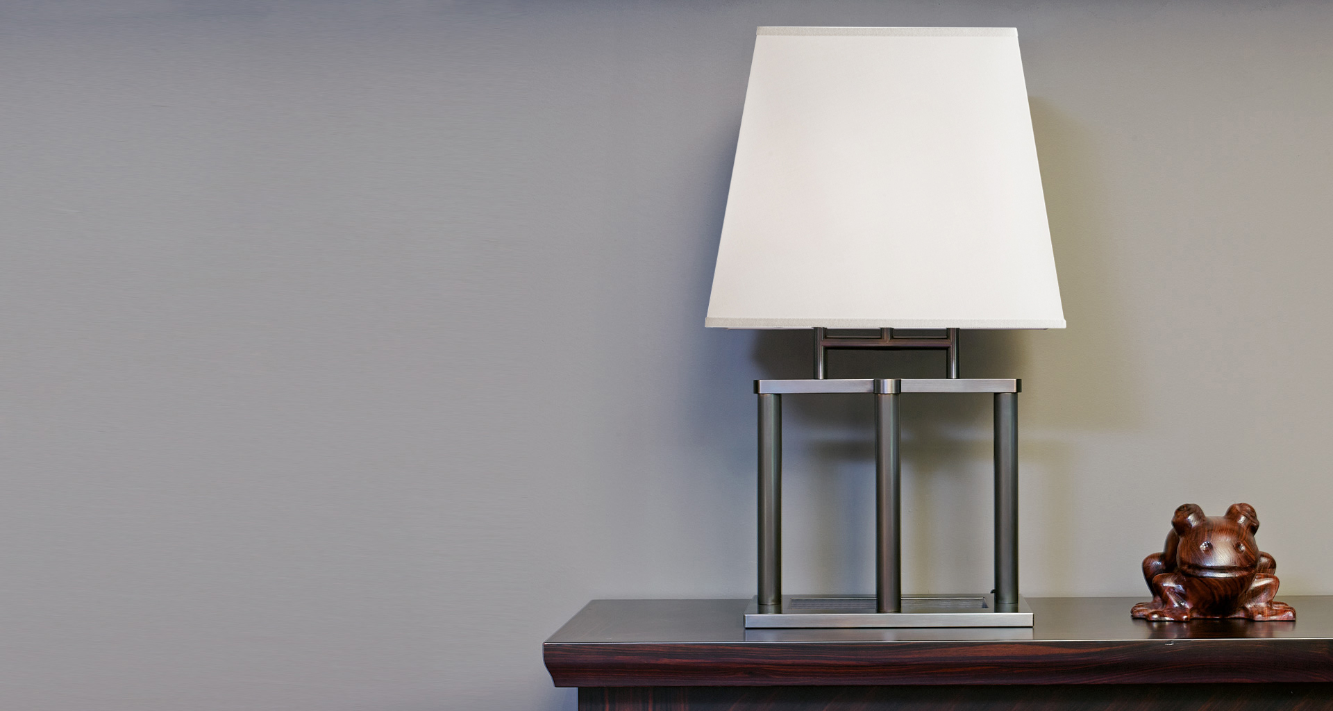 Catherine is a table LED lamp with bronze structure and oval or rectangular lampshade or with linen, cotton or silk with handmade edge recesses, from Promemoria's catalogue | Promemoria
