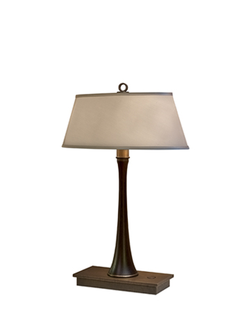 Geraldine LED是一款采用木质结构的台灯，铜质灯座，灯罩以亚麻、纯棉面料或手工刺绣的丝绸制成，请参见Promemoria产品目录|Promemoria