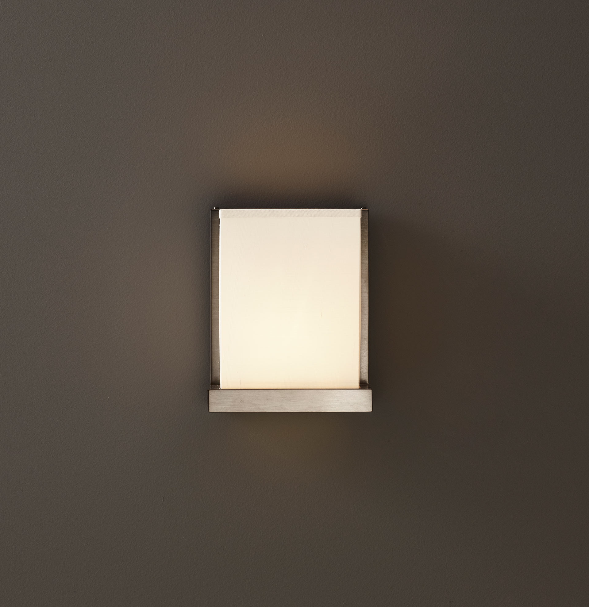 Colette is a wall LED lamp, in bronze, nickel or chrome, with a linen or cotton lampshade or handmade edge, from Promemoria's catalogue | Promemoria