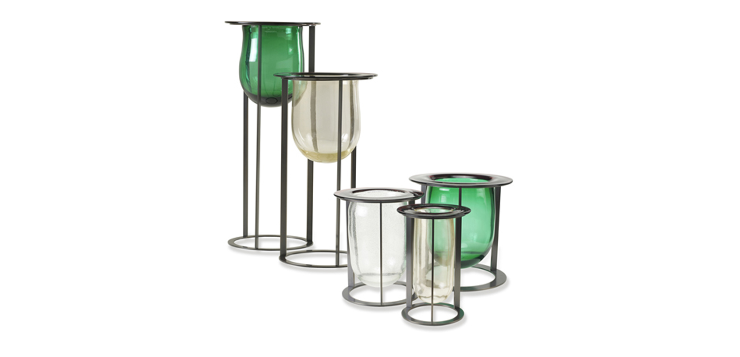 https://promemoria.freetls.fastly.net/mediaVaso%20Canaletto是一款穆拉诺（Murano）玻璃花瓶，采用青铜和穆拉诺（Murano）玻璃结构，备有多种颜色可供选择，请参见Promemoria产品目录|Promemoria