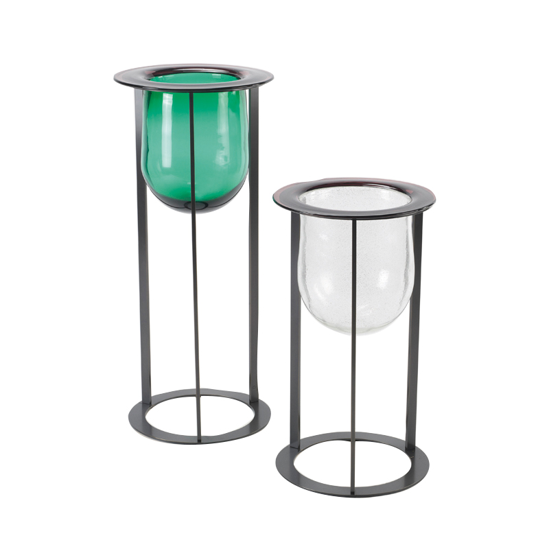 Vaso Canaletto是一款穆拉诺（Murano）玻璃花瓶，采用青铜和穆拉诺（Murano）玻璃结构，备有多种颜色可供选择，请参见Promemoria产品目录|Promemoria