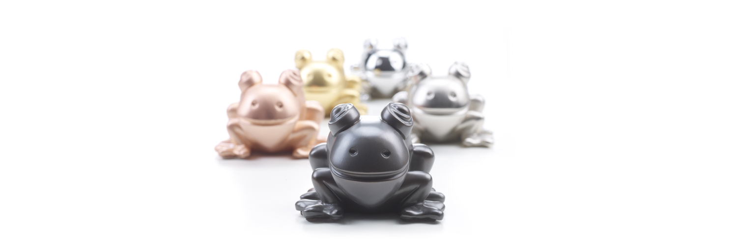 https://promemoria.freetls.fastly.net/mediaRana%20Candel是一款形似Promemoria经典元素的金属青蛙，有多种金属材质的款型可供选择，请参见Promemoria产品目录|Promemoria