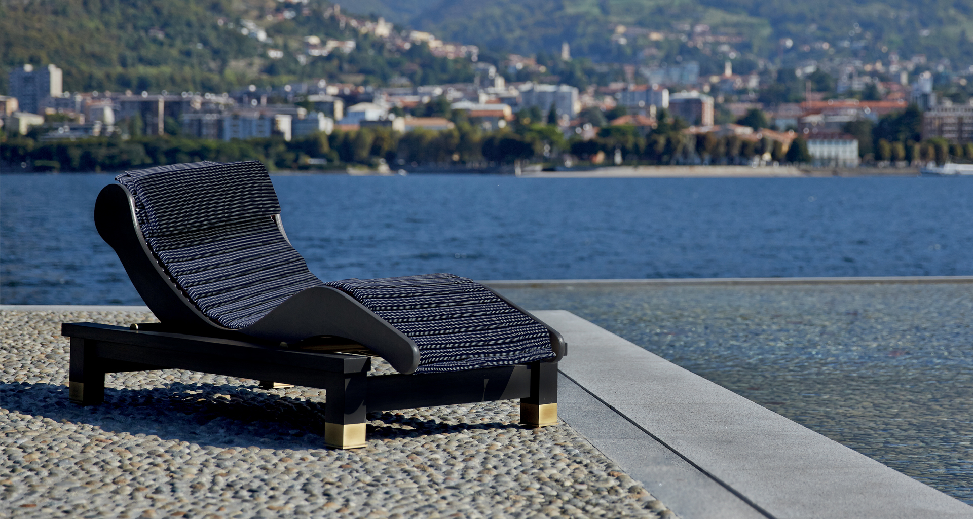 Belvedere is an outdoor wooden chaise longue-dormeuse with okumé and bronze details, from Promemoria's outrdoor catalogue | Promemoria