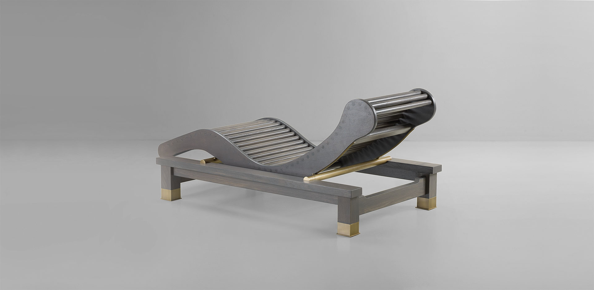 Belvedere is an outdoor wooden chaise longue-dormeuse with okumé and bronze details, from Promemoria's outrdoor catalogue | Promemoria