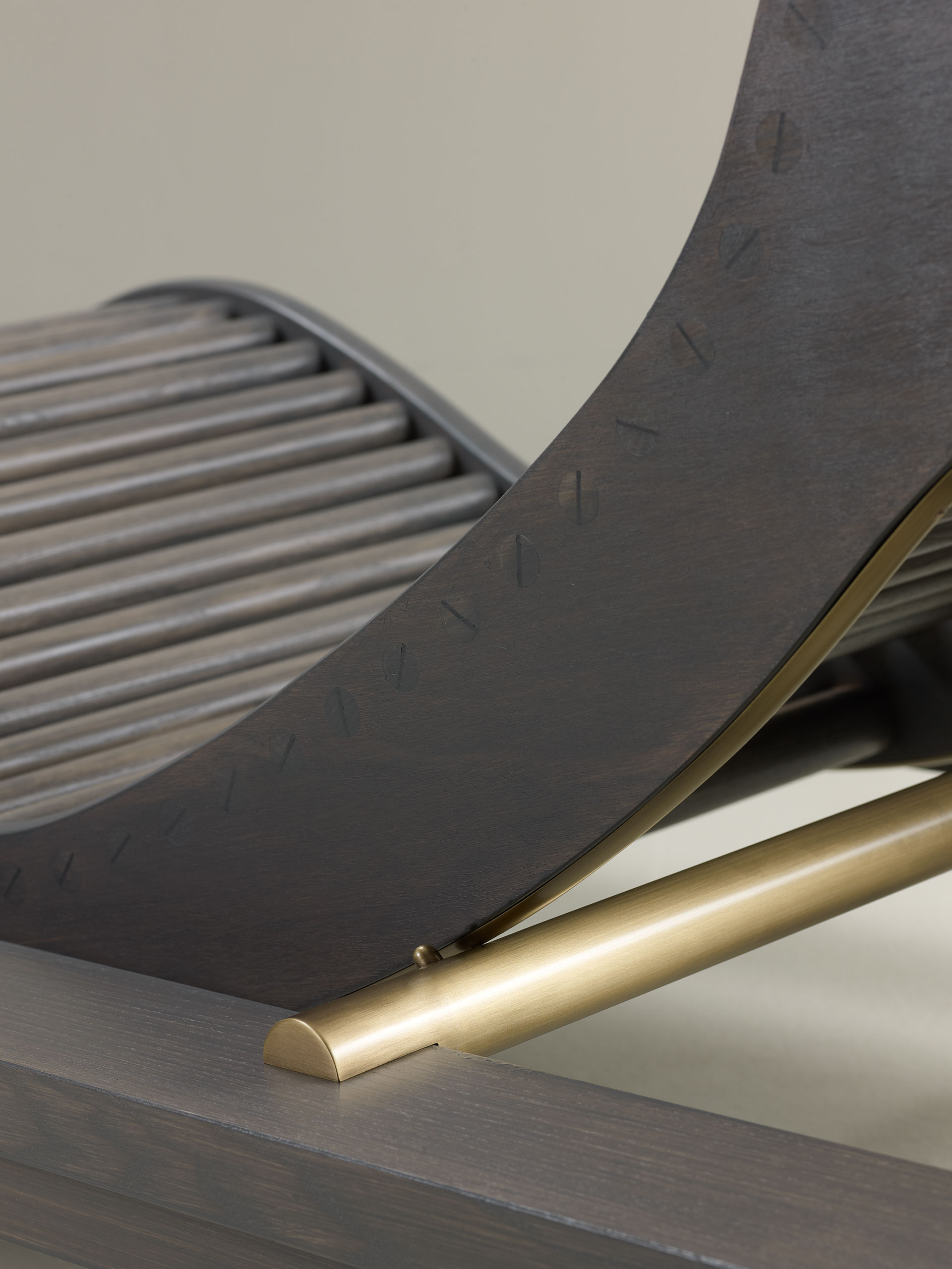 Belvedere is an outdoor wooden chaise longue-dormeuse with okumé and bronze details, from Promemoria's outrdoor catalogue | Promemoria