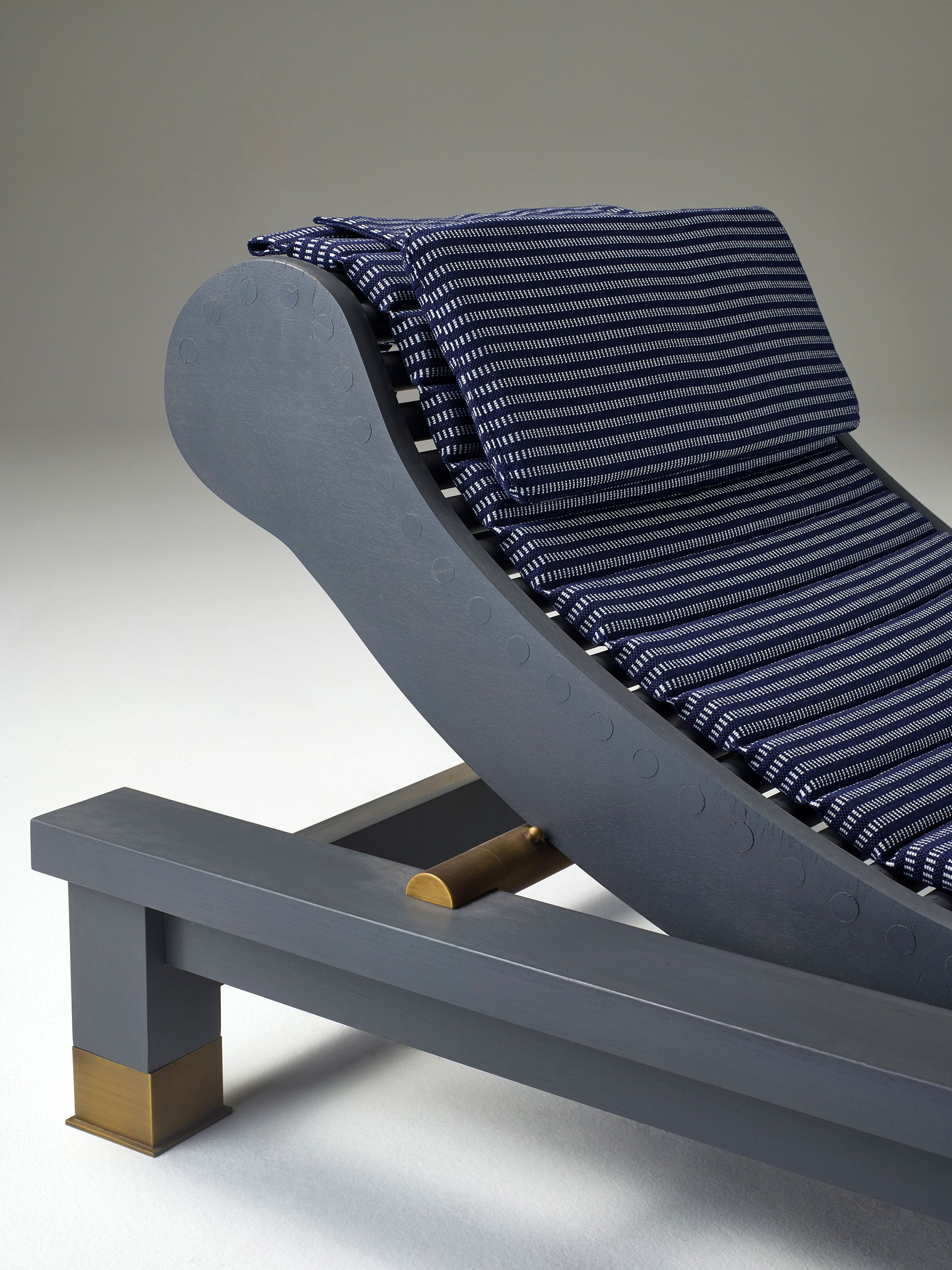 Belvedere is an outdoor wooden chaise longue-dormeuse with okumé and bronze details, from Promemoria's outrdoor catalogue | Promemoria