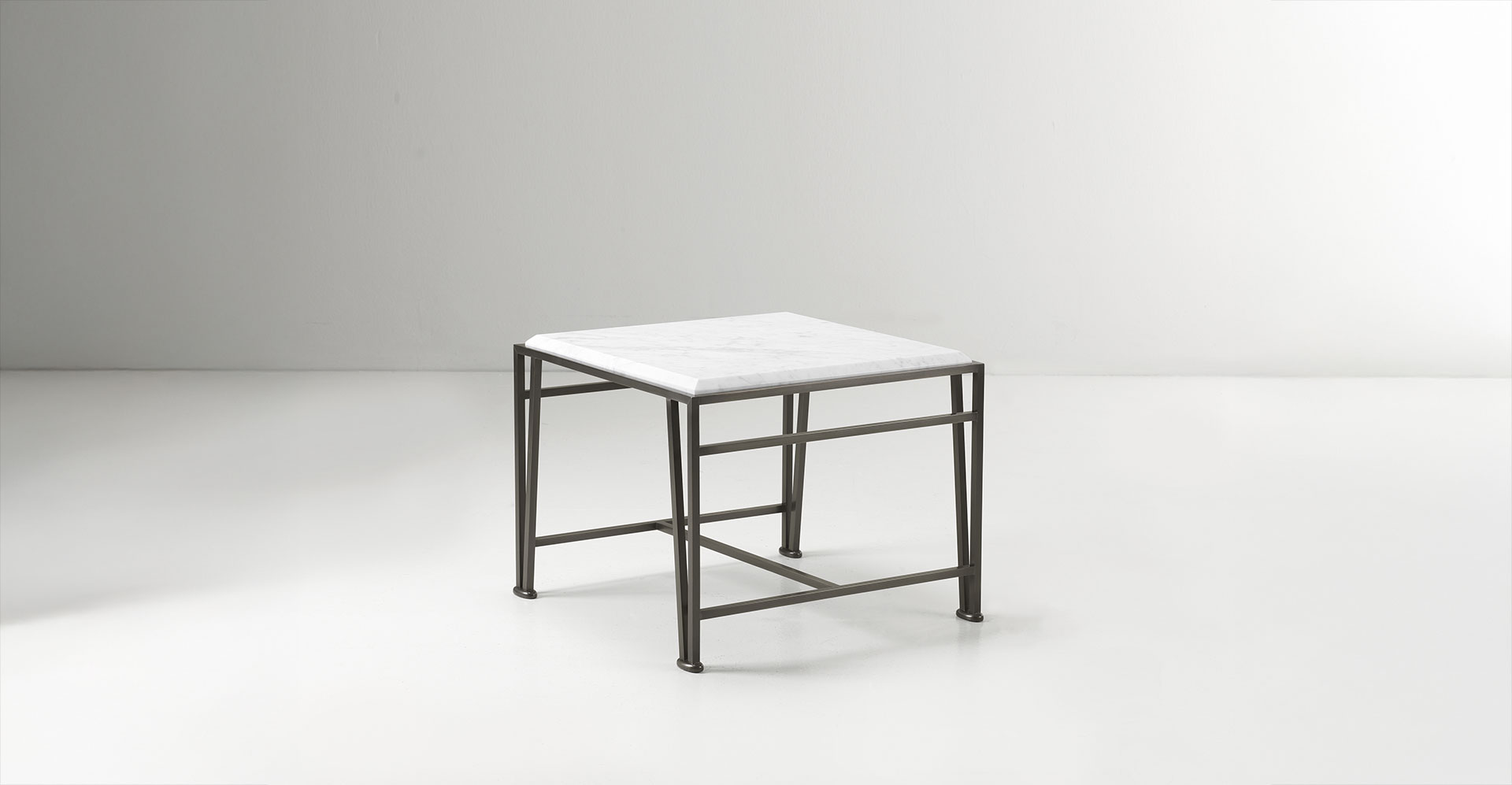 Cernobbio is an outdoor small table with bronze base and marble top, from Promemoria's outdoor catalogue | Promemoria