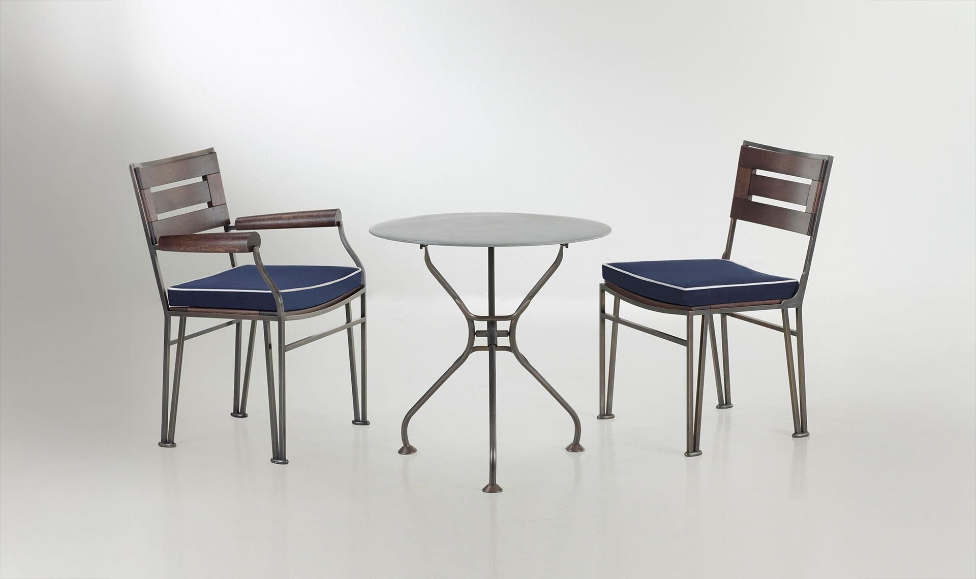 Cernobbio is an outdoor small table with bronze base and marble top, from Promemoria's outdoor catalogue | Promemoria