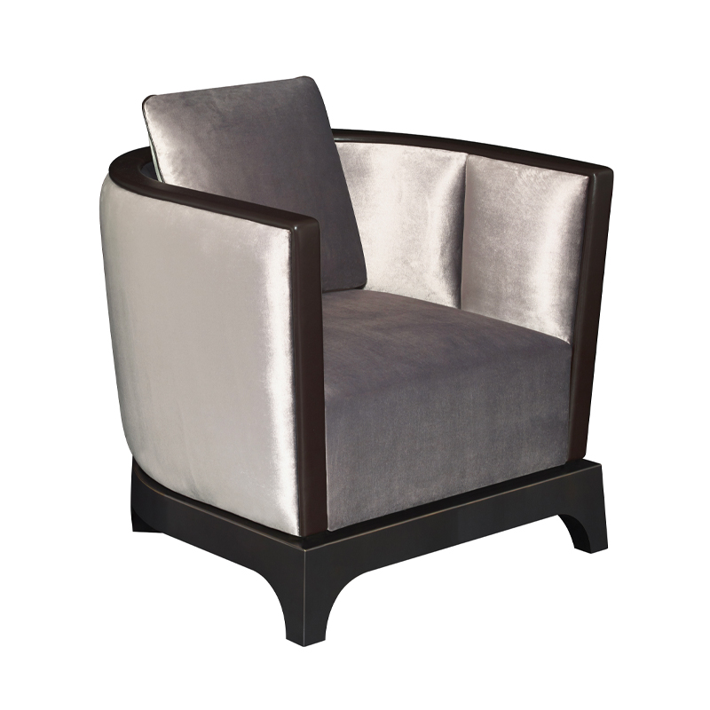 Grosvenor是一款以织物包衬的木质扶手椅，并饰有皮革细节，请参见Promemoria London系列|Promemoria