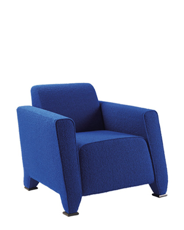 Martini Nini是一款以织物或皮革包衬的扶手椅，并配有座垫和铜质支脚，请参见Promemoria Indigo Tale系列|Promemoria