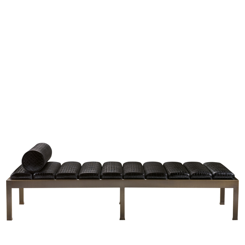 Gong贵妃椅采用铜质结构，并配有皮革坐垫，请参见Promemoria产品目录|Promemoria