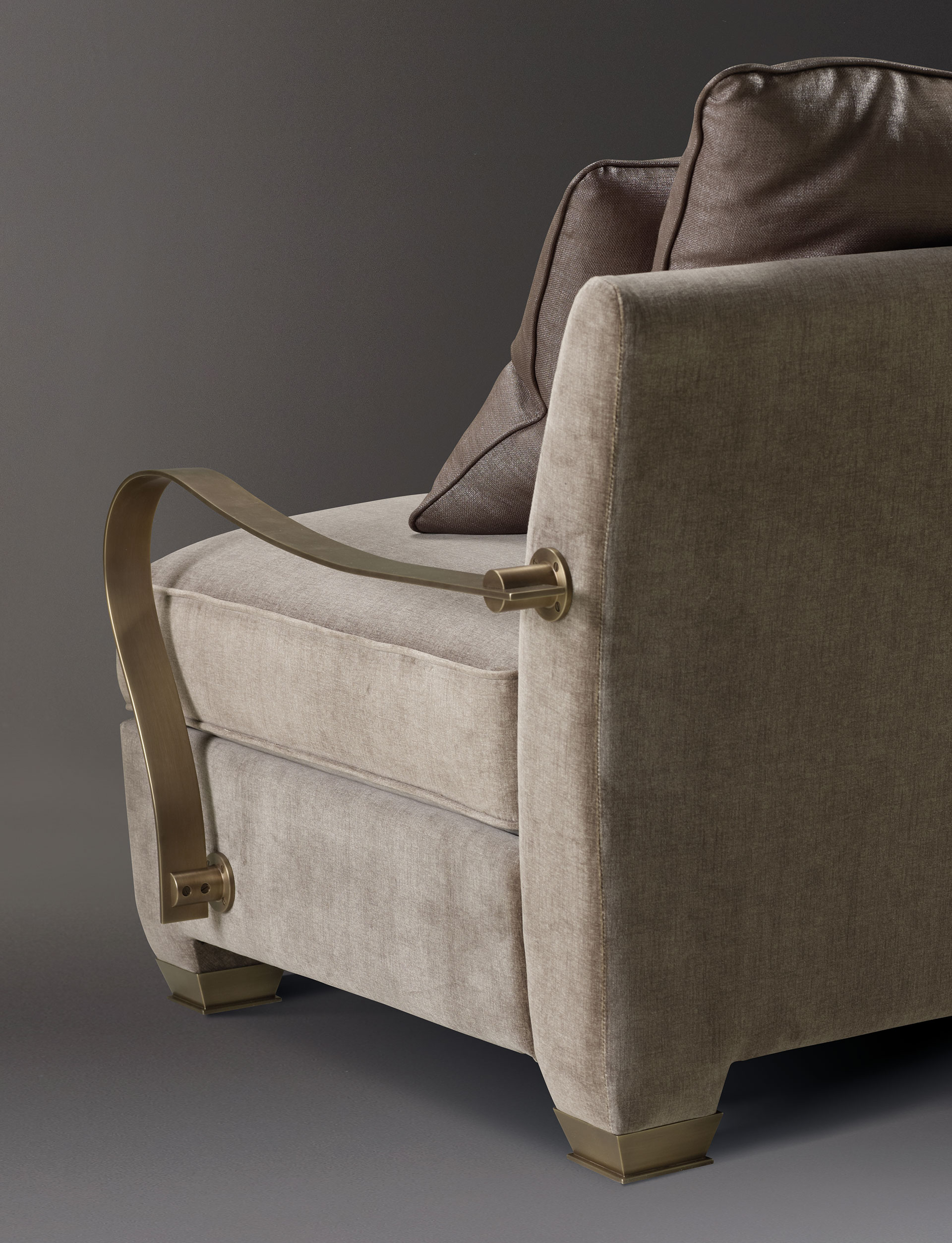 Augusto is a modular and customizable sofa, available with bronze or leather armrests and bronze feet, from Promemoria catalogue | Promemoria