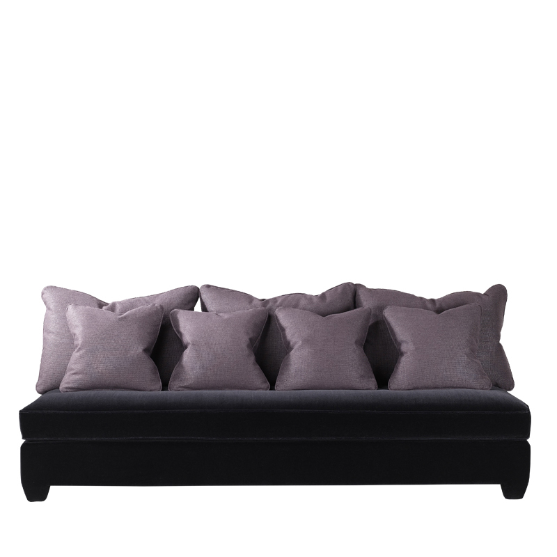 Augusto是一款可定制组合沙发，配有铜质或皮革扶手和铜质沙发支脚，请参见Promemoria产品目录|Promemoria