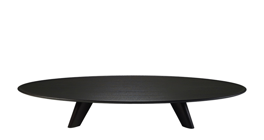 Djennè is an essential wooden coffee table with rounded and grooved profiles, from Promemoria's Indigo Tales collection | Promemoria