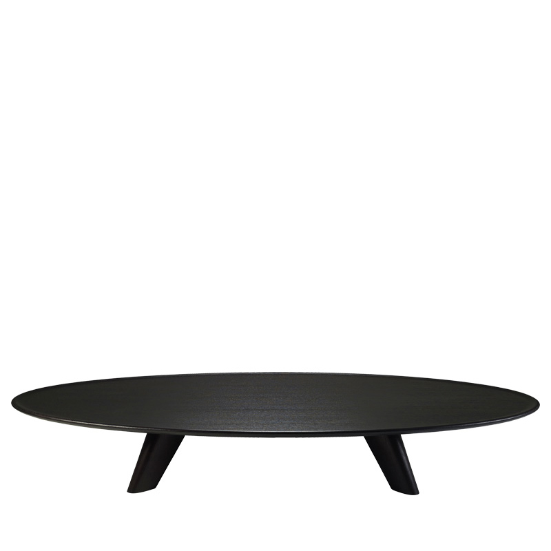 Djennè是一款以简约风格设计的实木咖啡桌，搭配经圆形和凹槽纹饰处理的轮廓，属于Promemoria Indigo Tales系列 | Promemoria